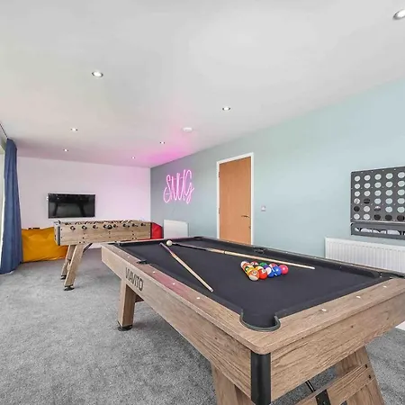 Snug House, Sleeps 12 With Hot Tub On Retallack