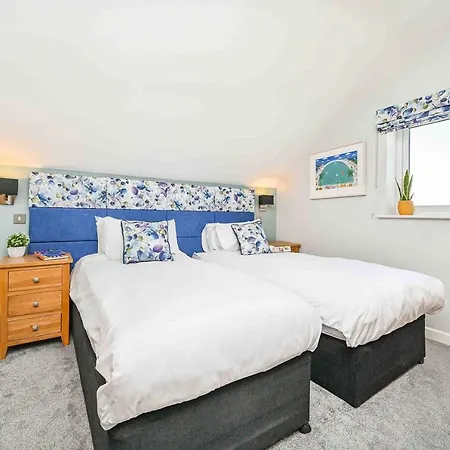 Snug House, Sleeps 12 With Hot Tub On Retallack Alojamento de Turismo Selvagem *