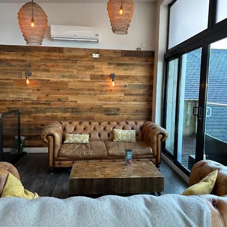Snug House, Sleeps 12 With Hot Tub On Retallack * St Columb Major