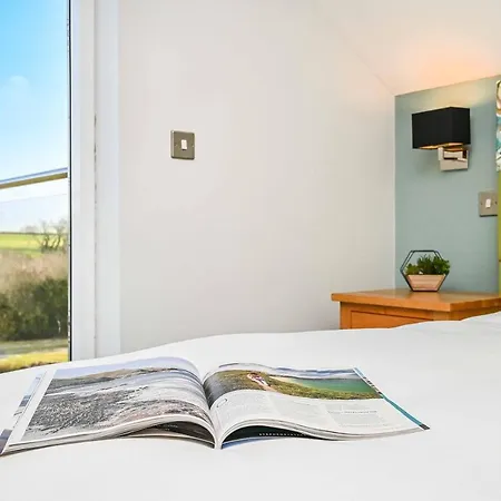 Snug House, Sleeps 12 With Hot Tub On Retallack Alojamento de Turismo Selvagem *